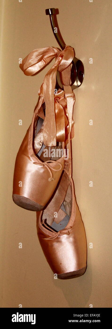 Pointe chaussures de ballet suspendu à un crochet. Banque D'Images