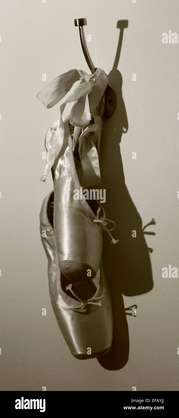 Hanging noir et blanc chaussures de ballet Casting Shadows. Banque D'Images