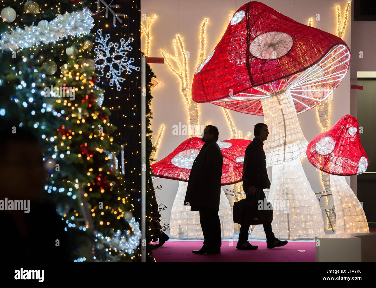 Toadstools éclairé à la foire de biens de consommation salon Christmasworld Frankfurt am Main, Allemagne, 30 janvier 2015. Le commerce a déjà commencé pour les marchandises de Noël pour la fin de cette année. PHOTO : BORIS ROESSLER/dpa Banque D'Images