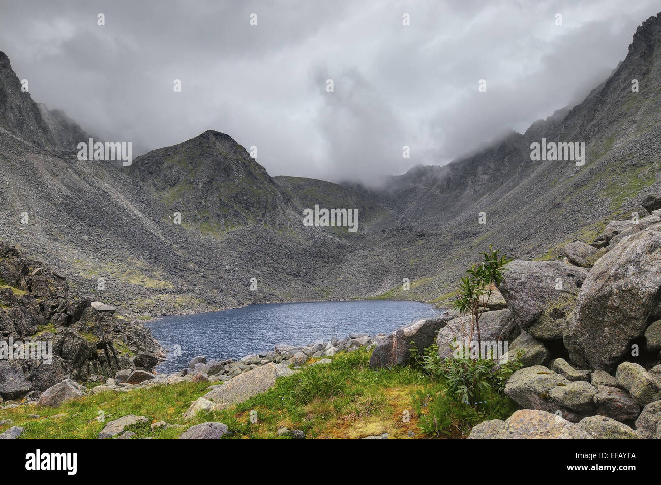 Un petit lac au pied de la montagne du bassin. Sayan de l'Est. La Bouriatie Banque D'Images