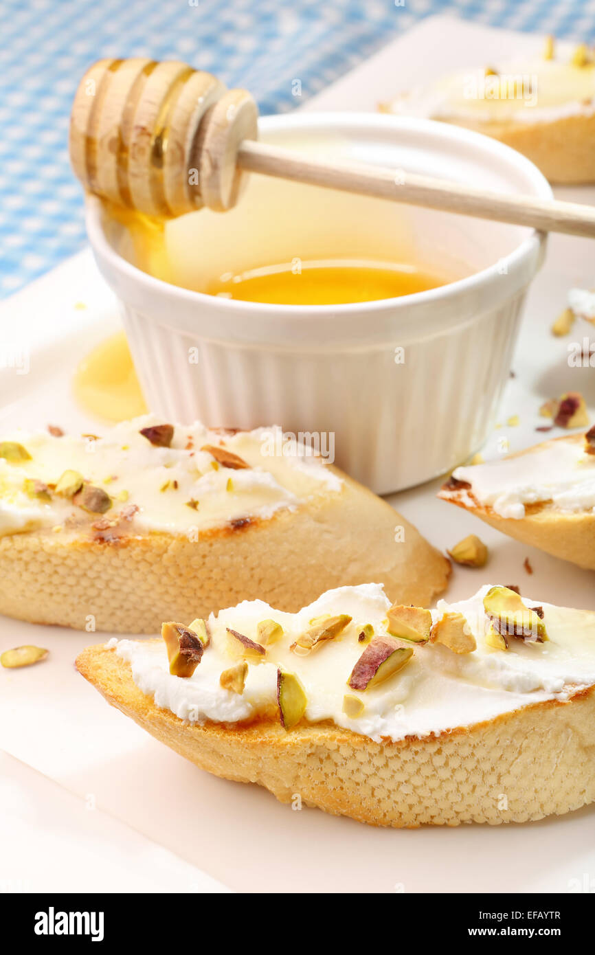 Bruschetta au fromage de chèvre, miel et pistaches Banque D'Images
