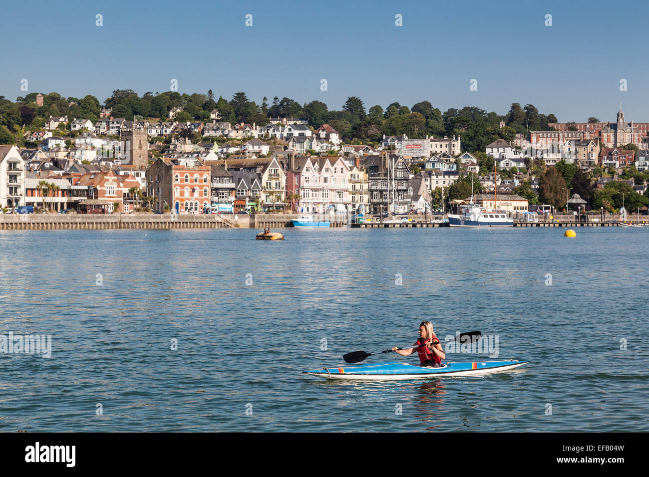 Un canoéiste femelle sur River Dart dans le Devon UK Banque D'Images