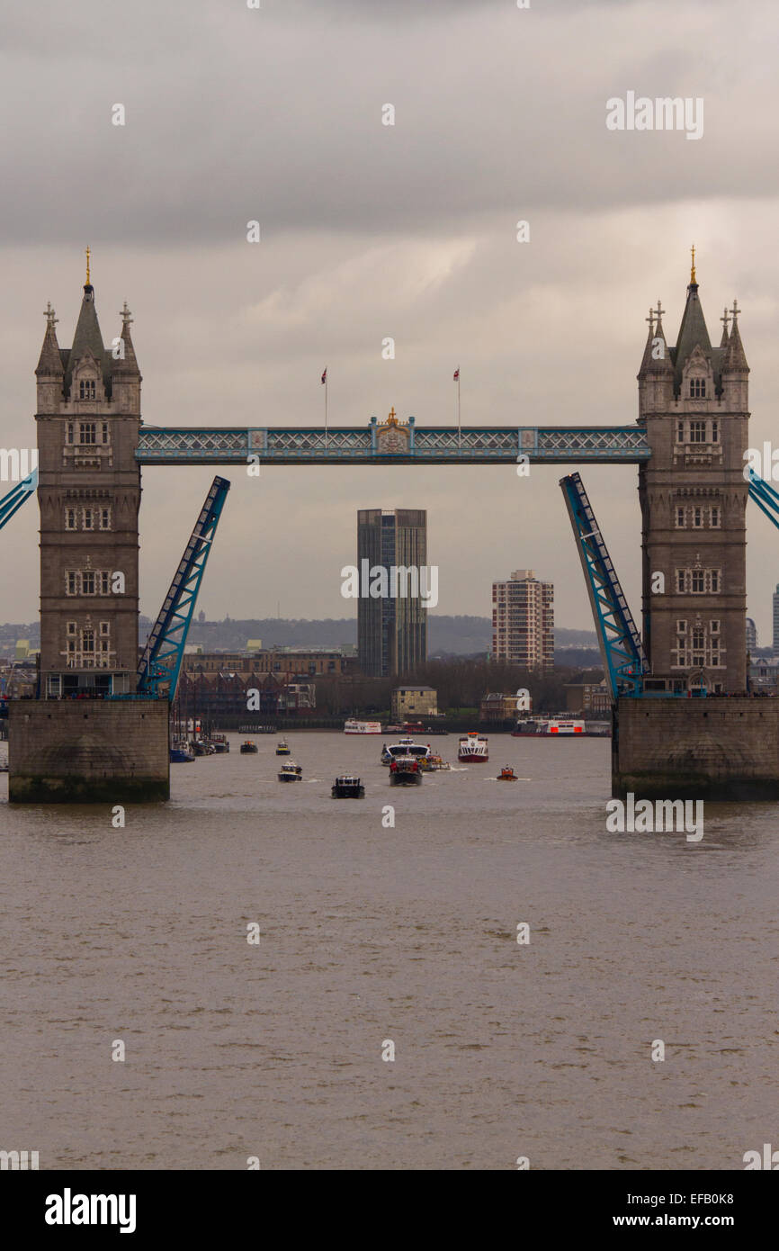 Londres, Royaume-Uni. 30Th Jan, 2015. Tower Bridge, Londres, s'ouvre à l'occasion de 50e anniversaire depuis les funérailles de Winston Churchill sur la même barge qui a servi à le transporter en 1965. Credit : Samuel Bay/Alamy Live News Banque D'Images