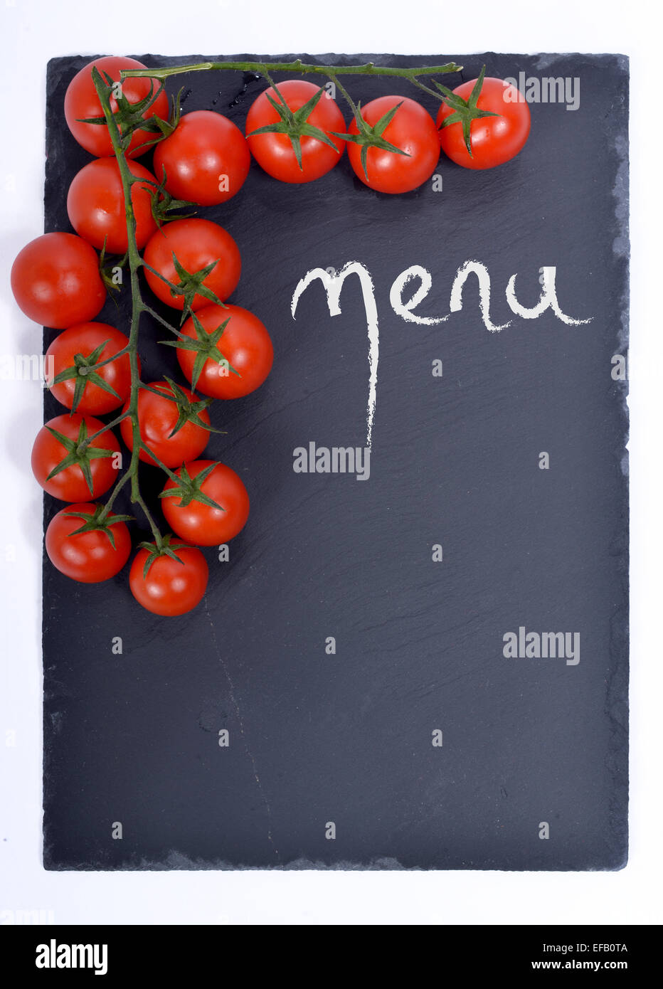 Écrit menu sur un tableau avec des tomates Banque D'Images