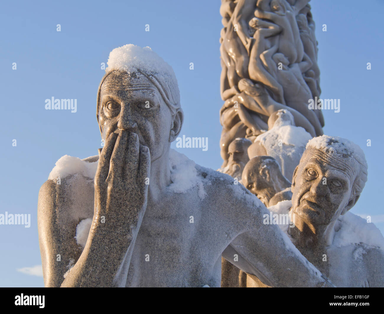 En hiver Vigelandsparken, Oslo Norvège, la neige donne à la finition spéciale sculptures de granit, vieux couple dans la lumière du soleil d'or Banque D'Images