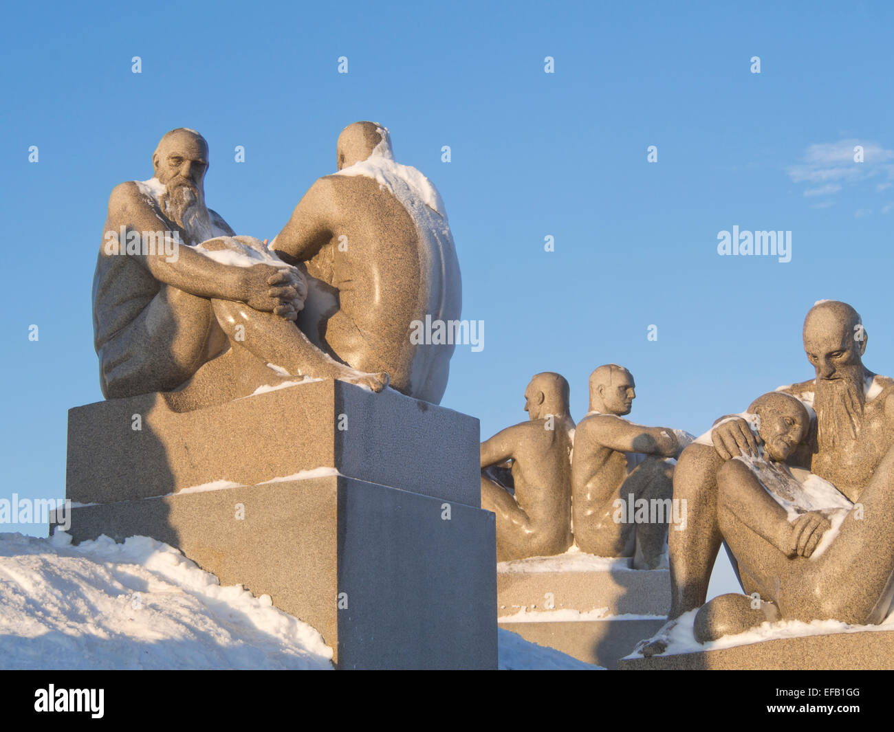 En hiver Vigelandsparken, Oslo Norvège, la neige donne à la finition spéciale sculptures de granit, corps de vieux hommes dans la lumière du soleil d'or Banque D'Images