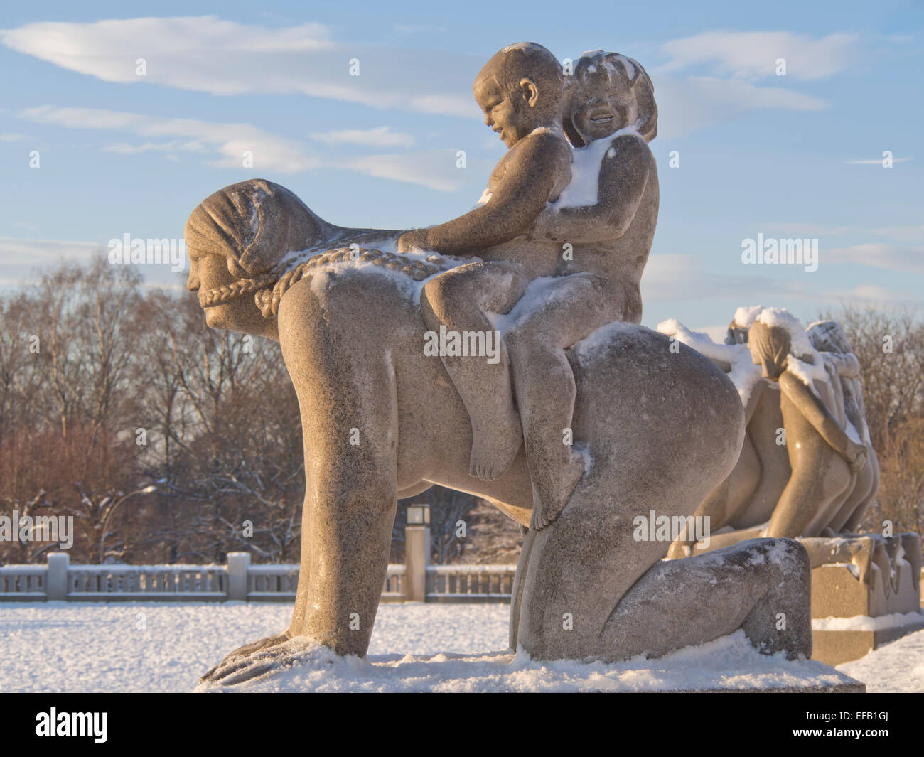 En hiver Vigelandsparken Oslo Norvège, la neige donne à la finition spéciale sculptures de granit, mère et enfants couple Banque D'Images