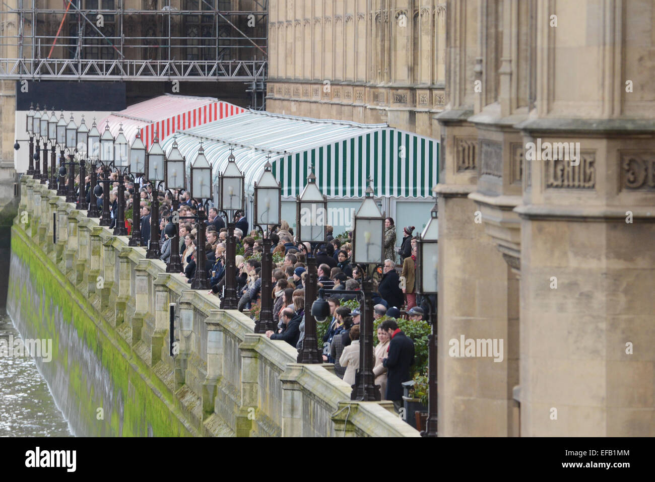 Le pont de Westminster, Londres, Royaume-Uni. 30 janvier 2015. Une foule à la Maison du Parlement regardez comme Havengore approches. Les membres de la famille Churchill à bord du Havengore comme elle re-crée son voyage le jour de funérailles d'état de Winston Churchill, il y a 50 ans aujourd'hui. Crédit : Matthieu Chattle/Alamy Live News Banque D'Images