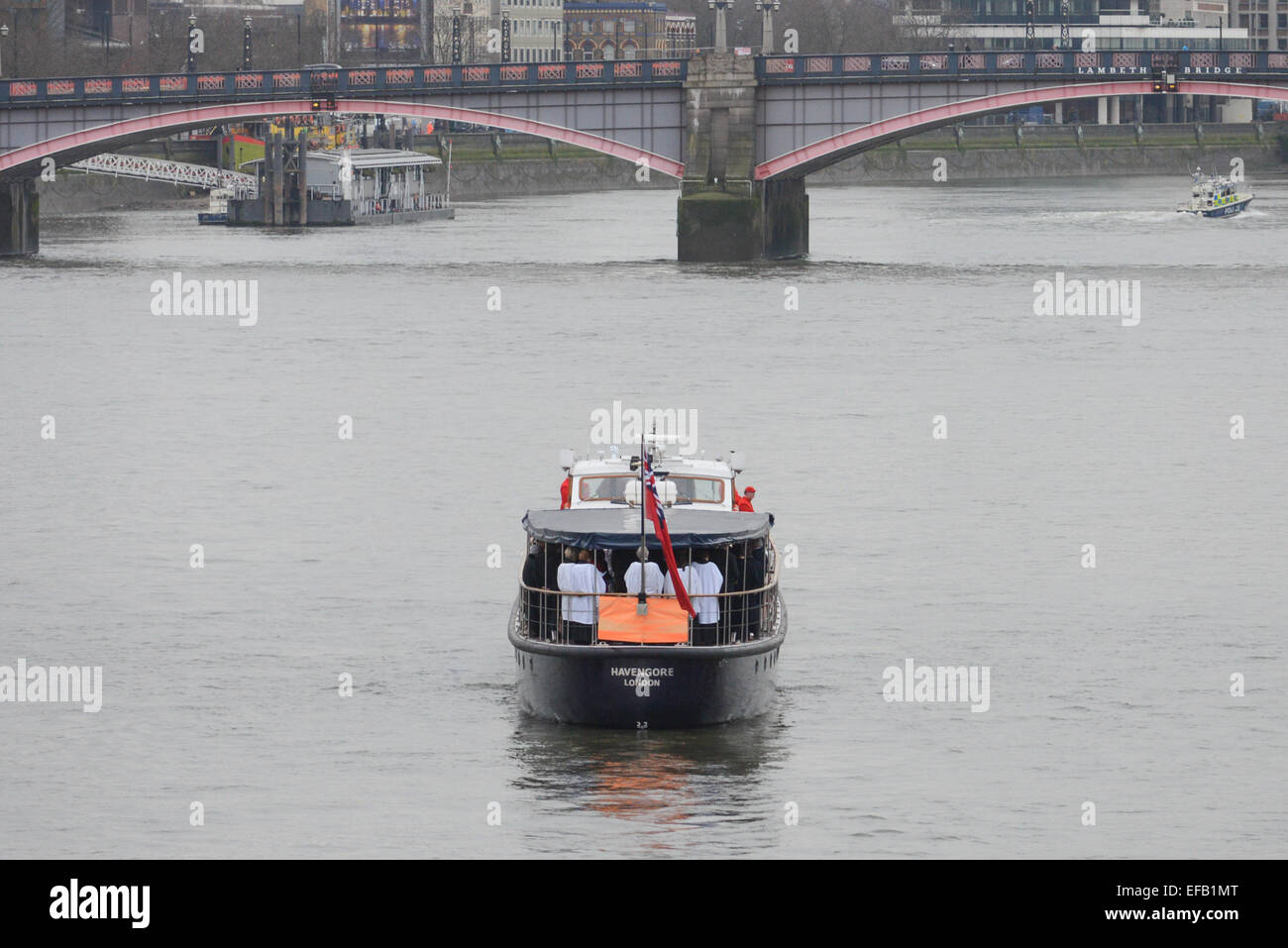 Le pont de Westminster, Londres, Royaume-Uni. 30 janvier 2015. Les membres de la famille Churchill à bord du Havengore comme elle re-crée son voyage le jour de funérailles d'état de Winston Churchill, il y a 50 ans aujourd'hui. Crédit : Matthieu Chattle/Alamy Live News Banque D'Images