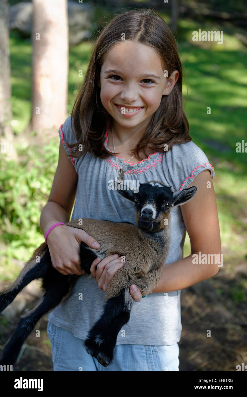 Girl holding a chèvres naines dans le zoo pour enfants à Schopperalm Gießenbachklamm, Schopper, Alm, à proximité Ebbs, vallée de l'Inn Banque D'Images