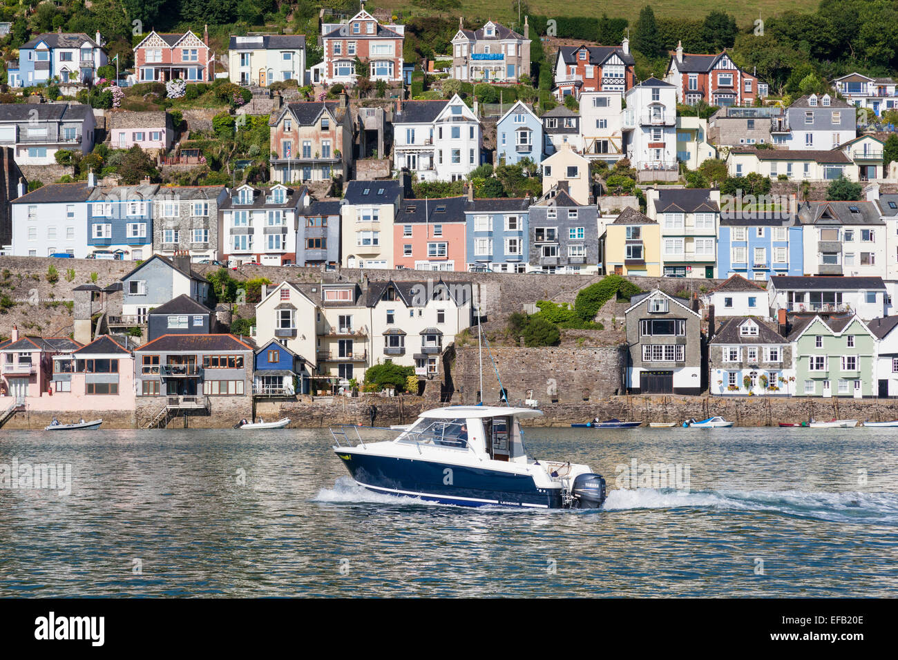 Avis de Dartmouth dans le sud du Devon avec bateau de vitesse en premier plan Banque D'Images