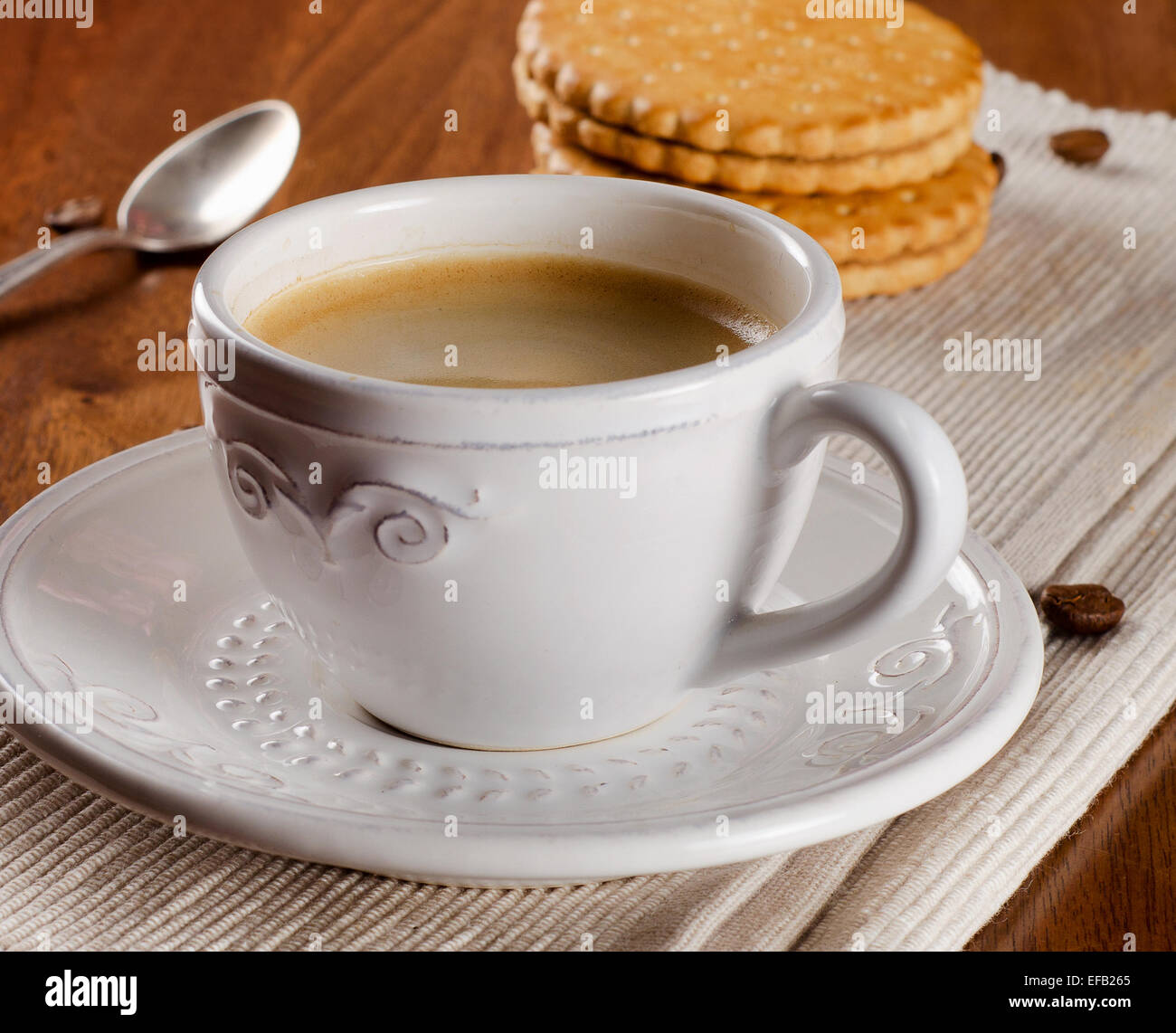 Tasse à café et cookies sur table en bois. Selective focus Banque D'Images