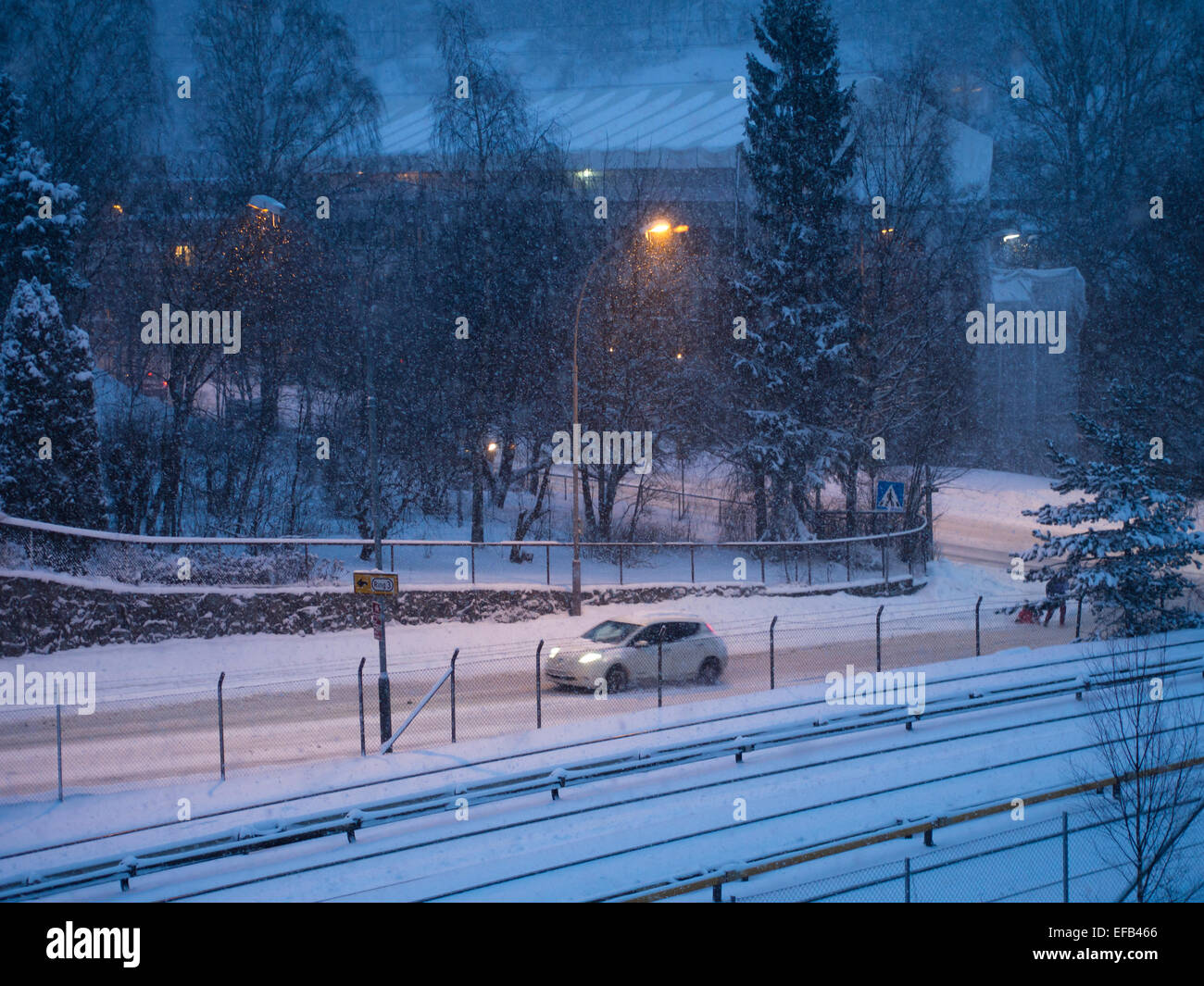 Heure Bleue, au début de l'hiver matin dans Brynseng Oslo Norvège, neige, la circulation et les réverbères Banque D'Images