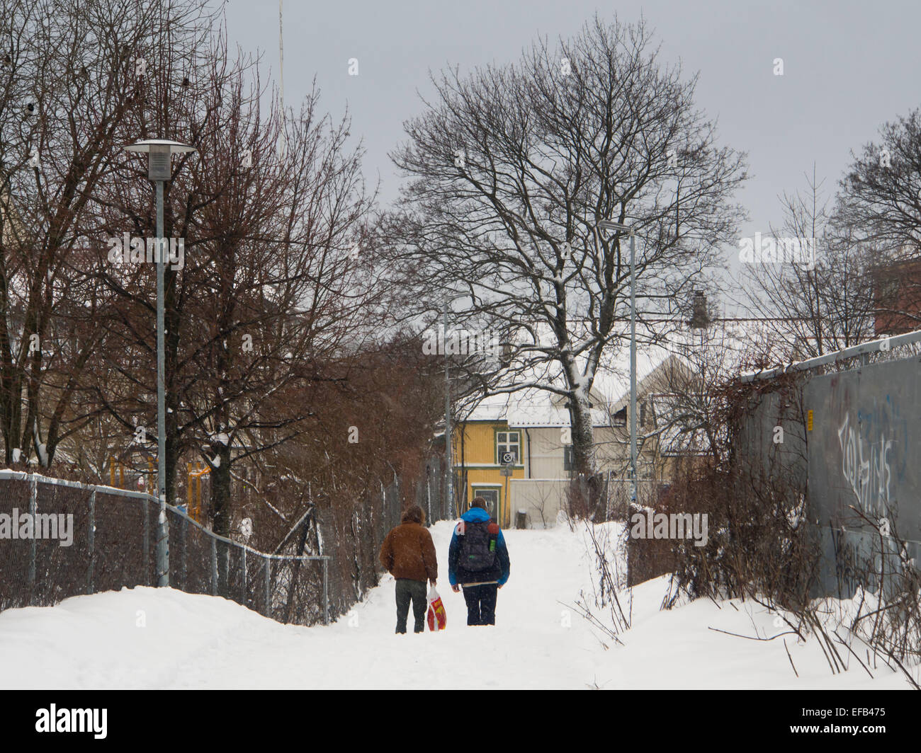 En hiver, Oslo Norvège Vålerenga, petite vieille maisons lambrissés de la neige dans les rues et les trottoirs, calme et idyllique Banque D'Images