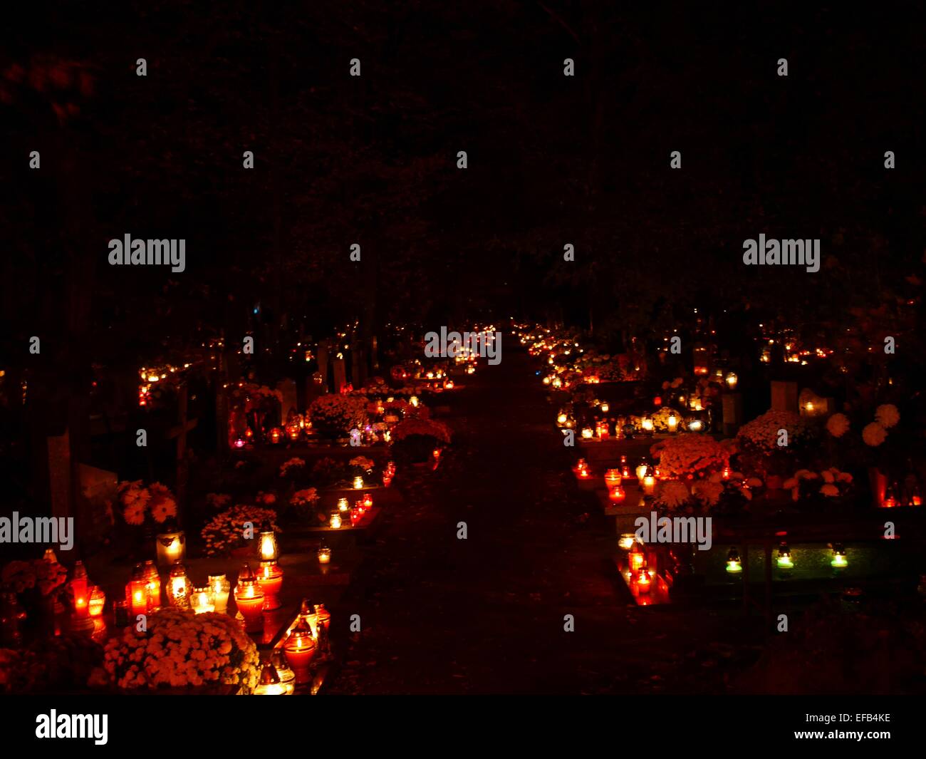 Nuit cimetière avec beaucoup de bougies et de traverse Banque D'Images Nuit cimetière avec beaucoup de bougies et de traverse Banque D'Images