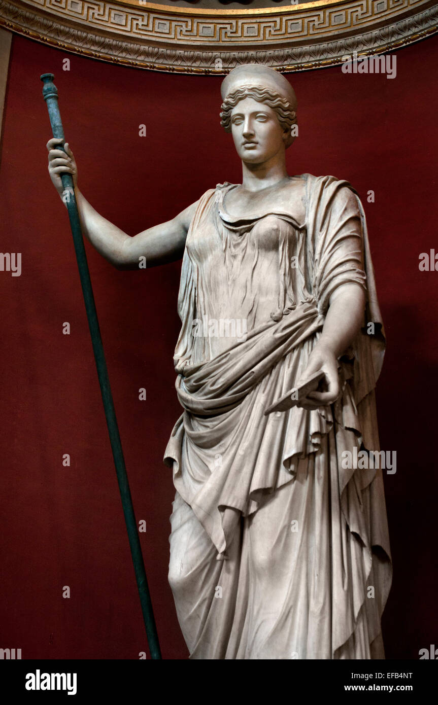 Ancienne statue romaine de Héra, anciennement dans la collection Barberini, restauré comme Déméter par Gaspare Sibilla. C'est une réplique d'un original grec du Ve siècle av. de l'école de Phidias ( Musée du Vatican Rome Italie ) Banque D'Images