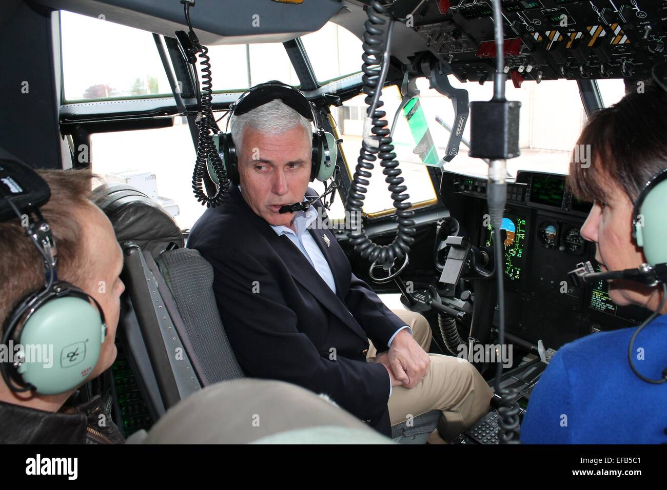 Gouverneur de l'Indiana Mike Pence se trouve dans le cockpit d'un avion de transport C-130J au cours d'une visite à l'usine de moteurs Rolls Royce, 14 avril 2014 à Indianapolis, Indiana. Banque D'Images