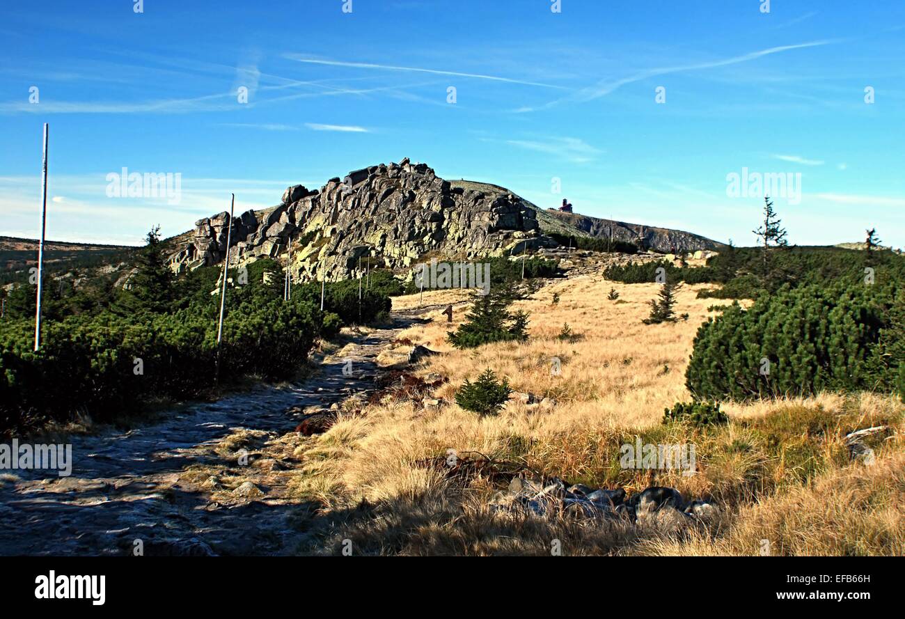Muzske kameny hill et Vysoke kolo hill sur fond de montagnes de Krkonose tha Banque D'Images