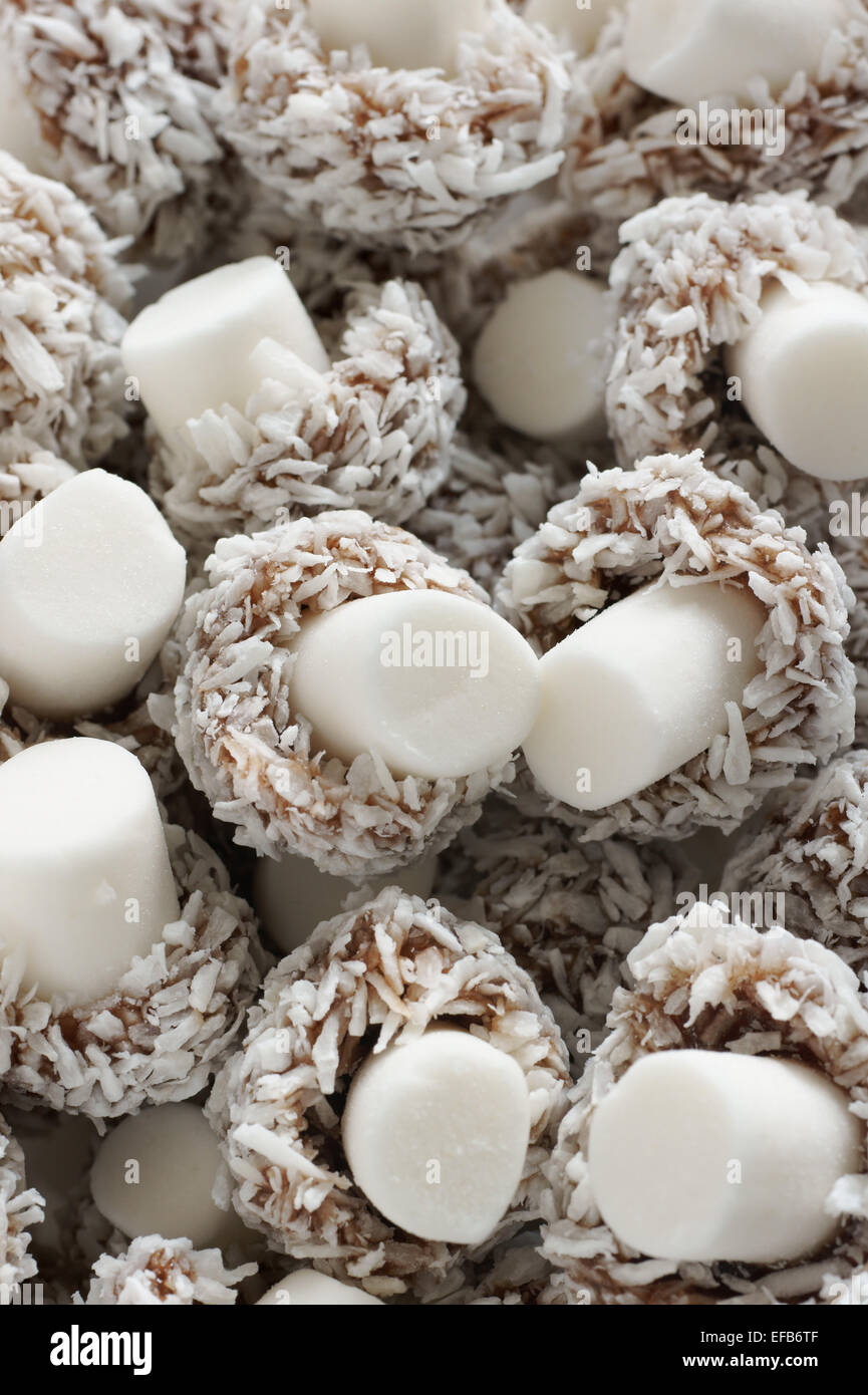 Une noix de coco en forme de champignon champignons doux recouvert de noix de coco desséchée avec une manette fondantes Banque D'Images