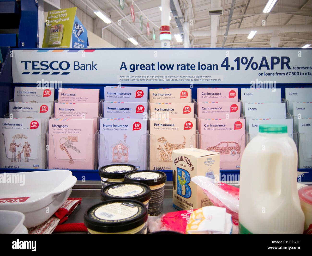 Tesco Bank brochures et promotions à la caisse. Banque D'Images