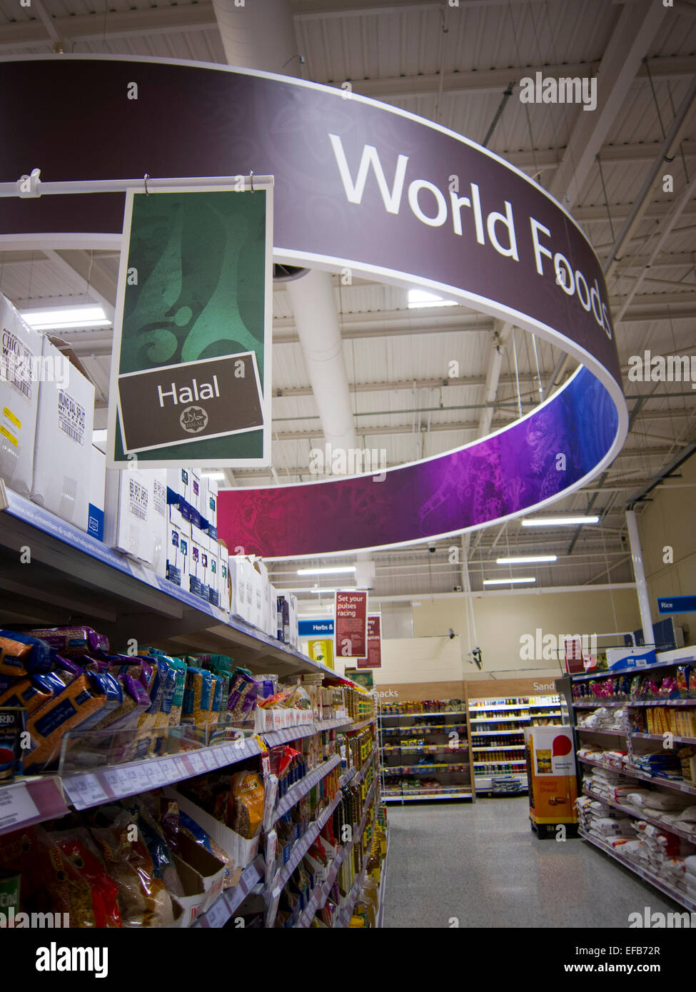 Les aliments du monde la signalisation dans un supermarché (Tesco) à Bradford, Royaume-Uni Banque D'Images