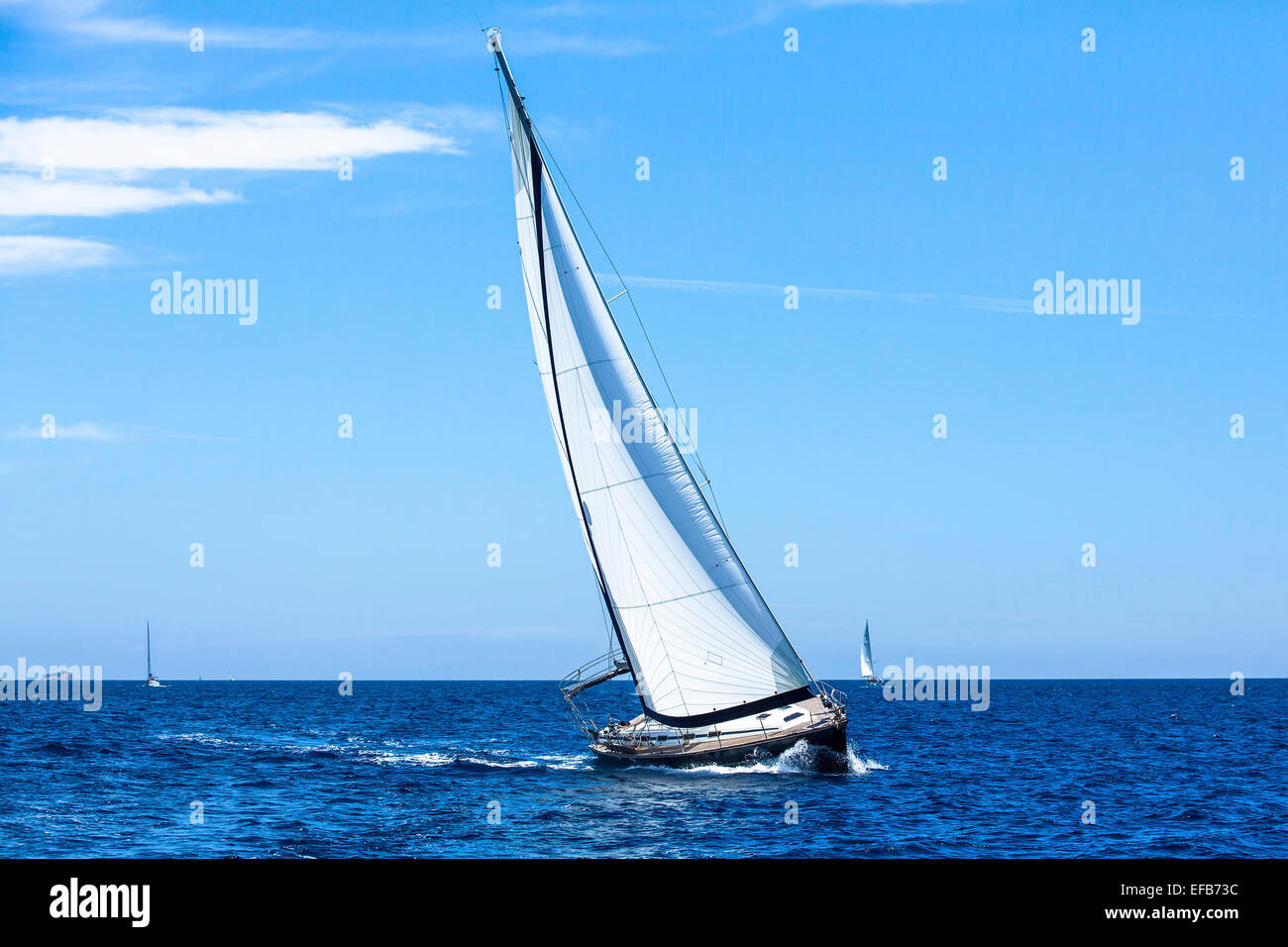 Bateau à voile yachts avec voiles blanches dans la mer ouverte. Banque D'Images
