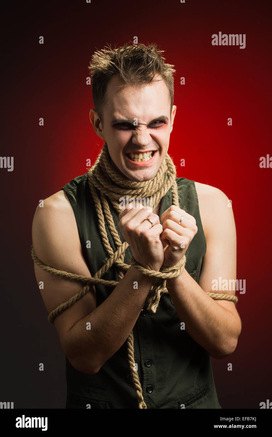 Homme en colère avec une corde autour du cou Banque D'Images