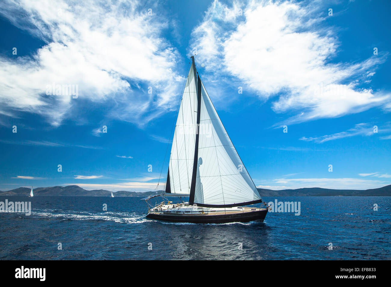 Bateau de luxe voyager sur la mer. La voile. Yachting. Banque D'Images