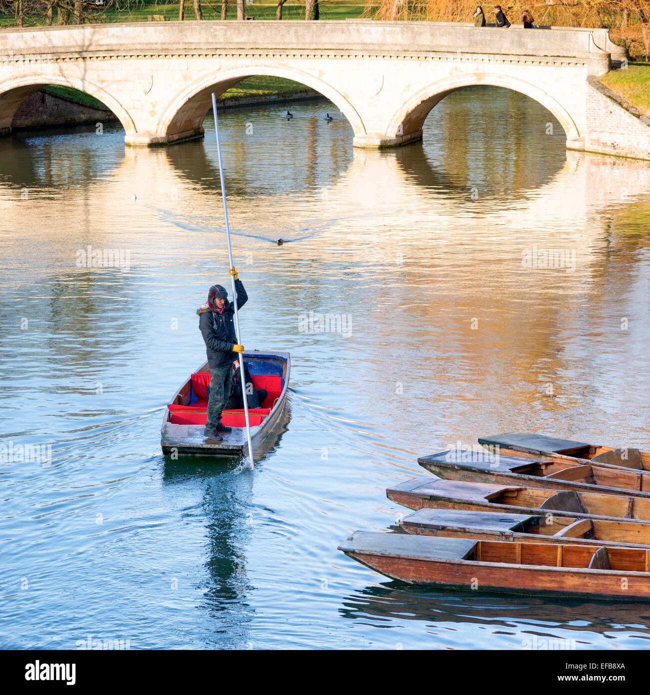 Cambridge, UK. 30 janvier, 2015. Météo France : les touristes profiter de promenades en barque sur la rivière Cam Cambridge, en hiver le soleil, par une froide après-midi avec un vent du nord froid bitingly. L'Est de l'Angleterre a en grande partie échappé à la neige qui a touché les Midlands et le nord du pays. Plates continuent d'exercer leur métier sur le "dos" des bâtiments historiques de l'Université de Cambridge. Credit : Julian Eales/Alamy Live News Banque D'Images