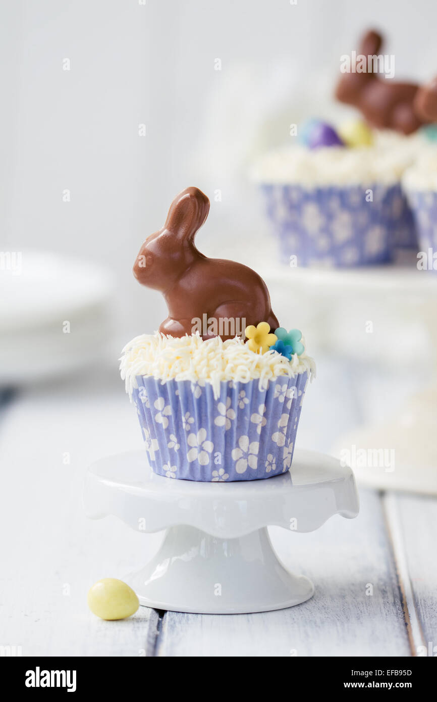 Cupcakes au chocolat décoré avec des lapins de Pâques Banque D'Images