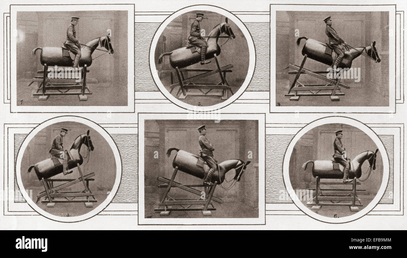 Les recrues de l'armée britannique en savoir équestre sur un cheval de bois avec une tablette de la gorge, à l'équitation de l'Armée de l'établissement, Woolwich, en Angleterre, pendant la Première Guerre mondiale. Banque D'Images