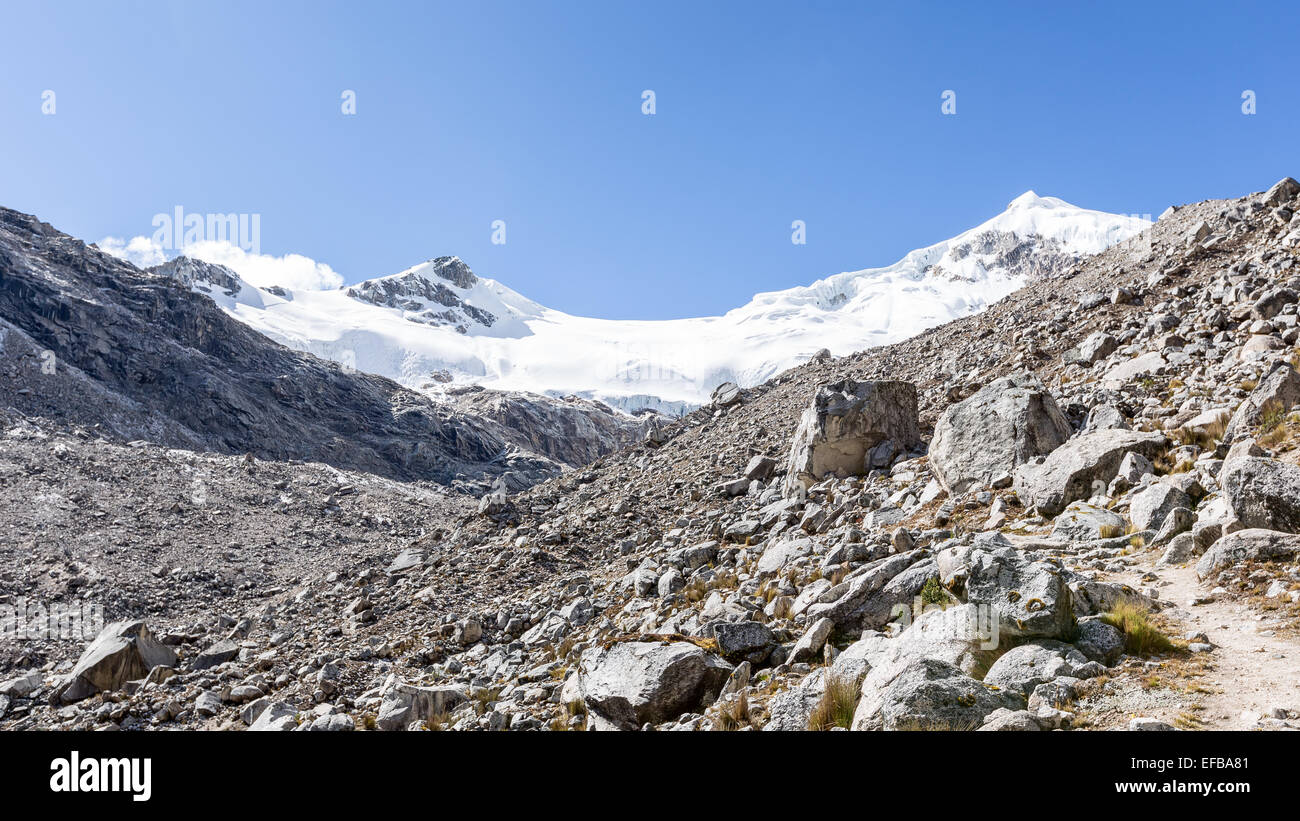 Vue vers la montagne, vallée de l'Ishinca, Cordillère Ishinca, Andes, Pérou, Amérique du Sud Banque D'Images