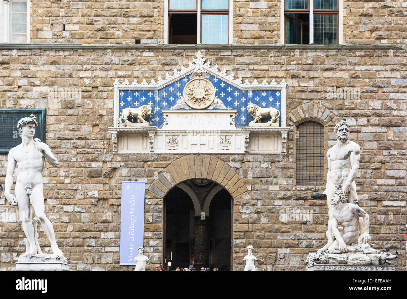 Florence, Italie - Août 26,2014 : Les personnes qui désirent visiter le Palazzo Vecchio, la réplique du David de Michel-Ange et le groupe des statues Banque D'Images