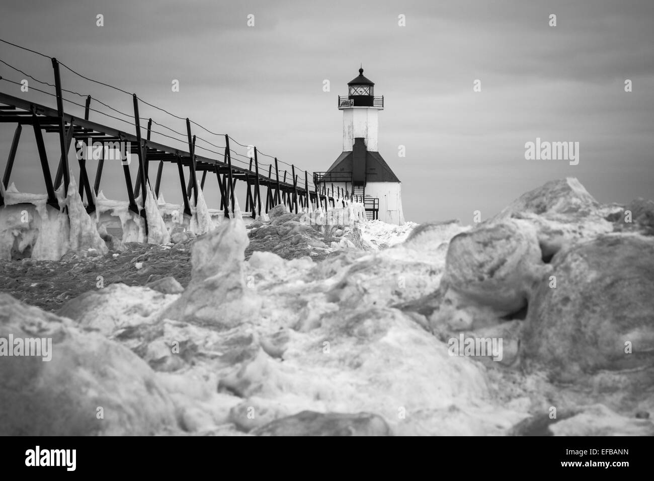 Phare de St. Joseph en hiver, lac Michigan, noir et blanc Banque D'Images