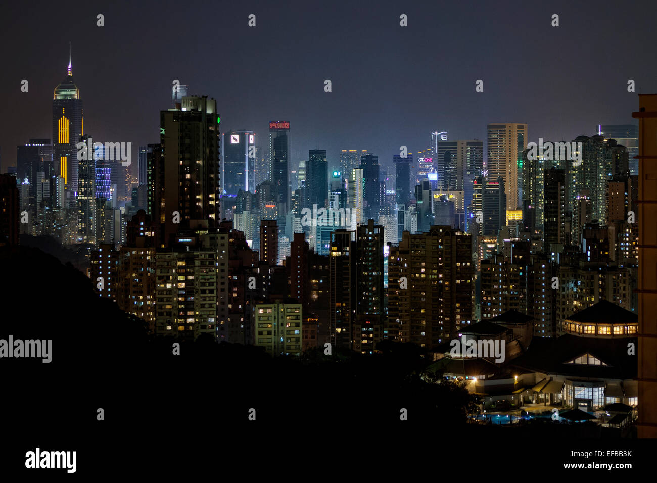 Les immeubles de grande hauteur dans le centre-ville de l'île de Hong Kong at night Banque D'Images