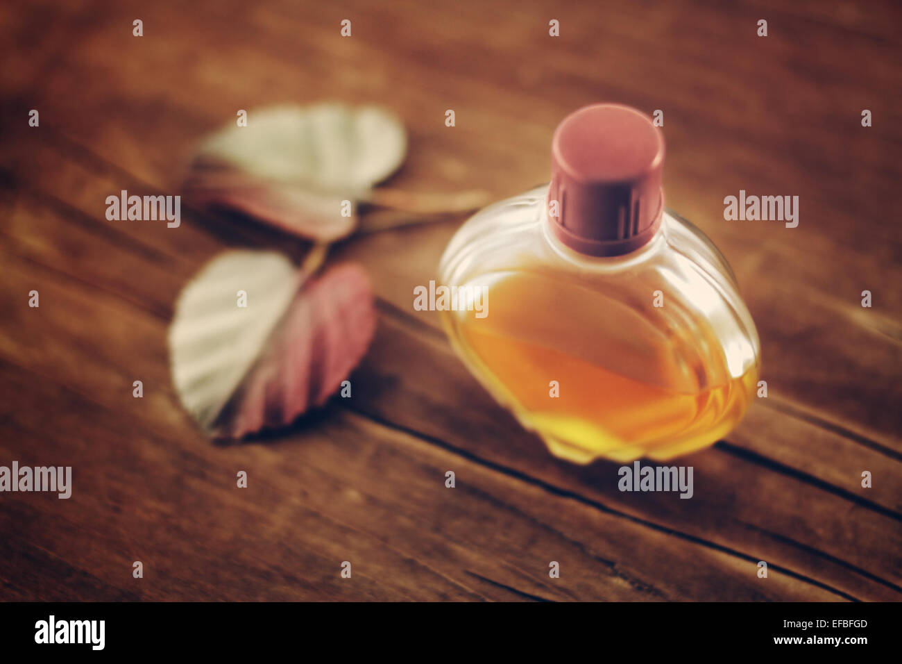 Vintage flacon de parfum sur un fond de bois Banque D'Images