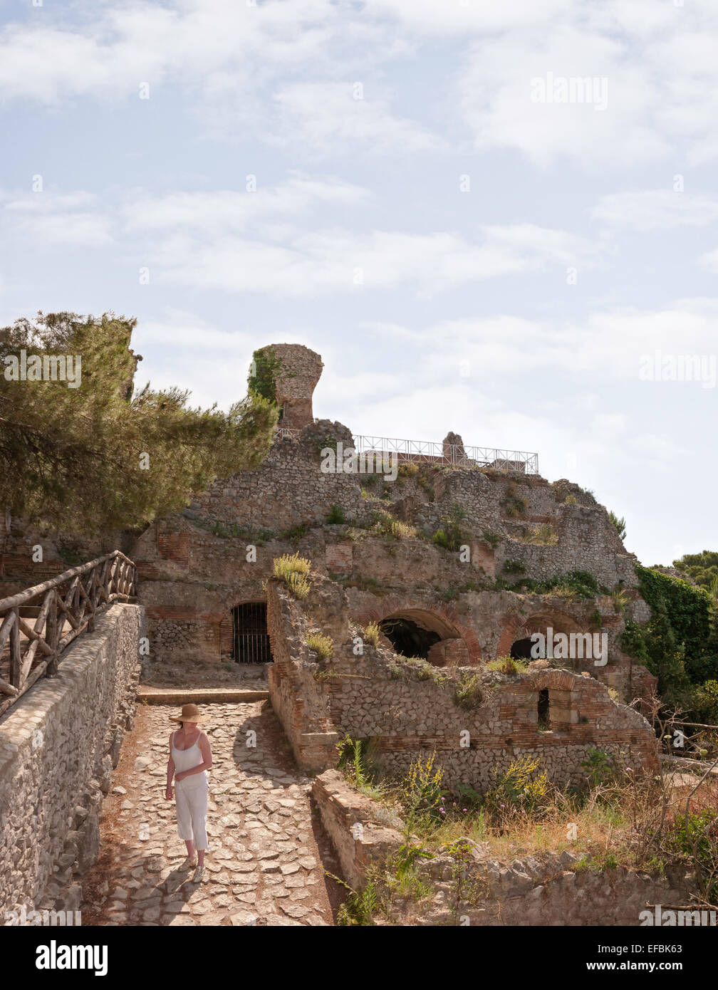 Femme regardant les pavés à la Villa Jovis, 1er siècle après JC, Capri, Italie. Banque D'Images