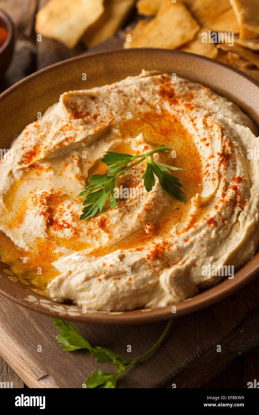 Maison saine à l'hummus crémeux à l'huile d'olive et chips de Pita Banque D'Images