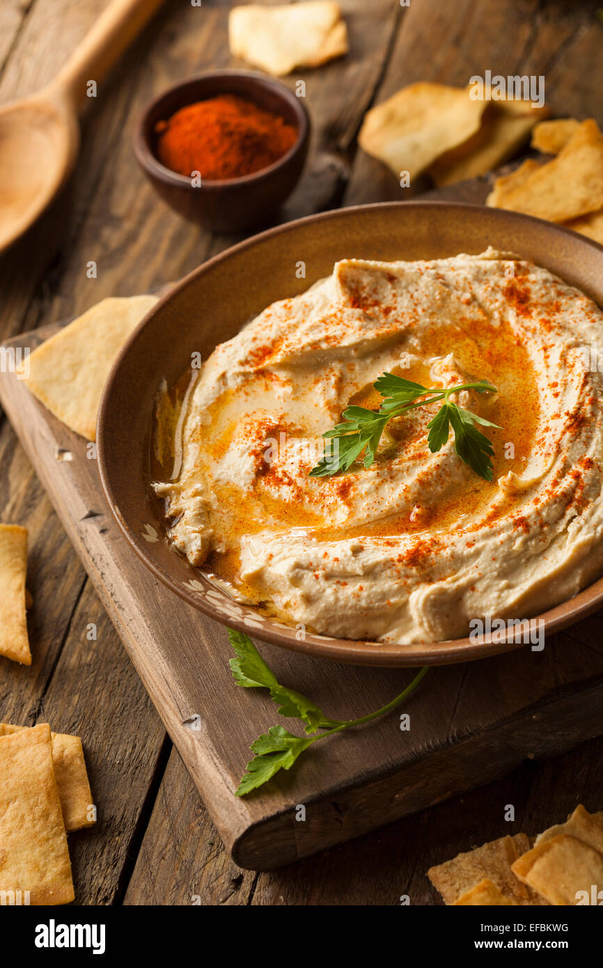 Maison saine à l'hummus crémeux à l'huile d'olive et chips de Pita Banque D'Images