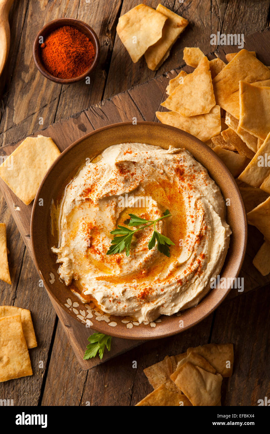 Maison saine à l'hummus crémeux à l'huile d'olive et chips de Pita Banque D'Images
