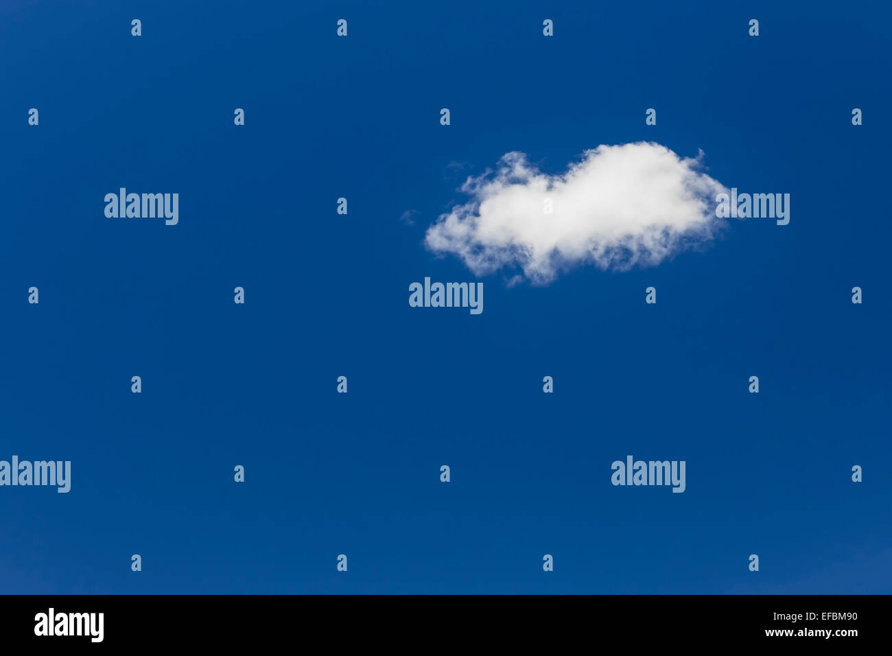 Un nuage blanc flottant dans blue sky with copy space Banque D'Images
