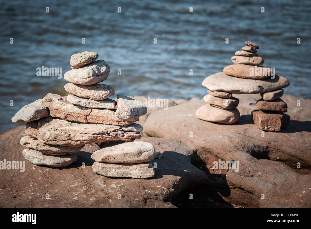Deux petits cairns empilés ou inuksuk repères par pierre rive de l'océan Atlantique. Prince Edward Island, Canada. Banque D'Images