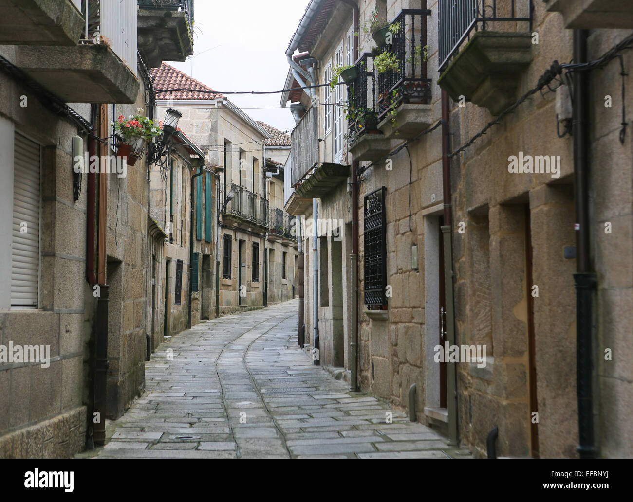 Ruelle de la vieille ville de Tui, une ville frontalière avec le Portugal dans la région de Galice, Espagne. Banque D'Images