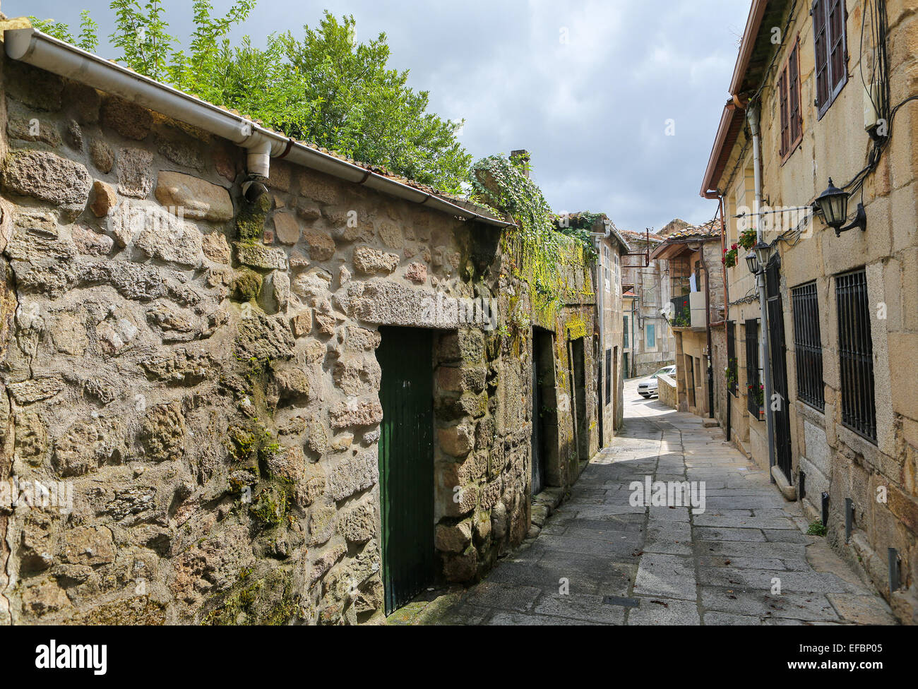 Ruelle de la vieille ville de Tui, une ville frontalière avec le Portugal dans la région de Galice, Espagne. Banque D'Images