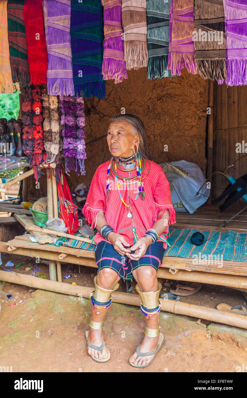 Vieille dame avec des lobes de l'oreille percée de grandes et longues oreilles en perles à Karen village Padong, Chiang Rai, Thaïlande Banque D'Images