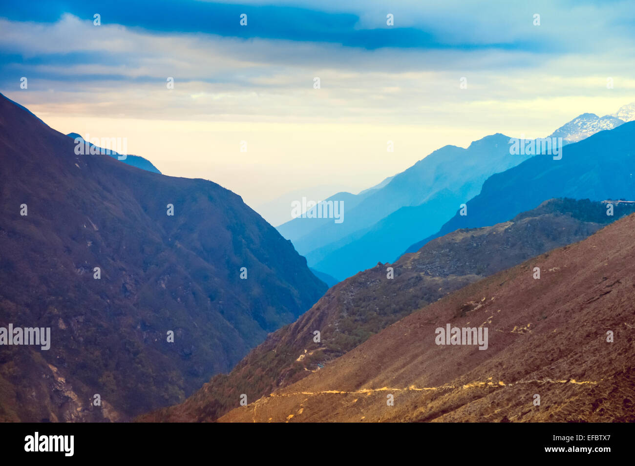 De belles montagnes enneigées Banque D'Images De belles montagnes enneigées Banque D'Images