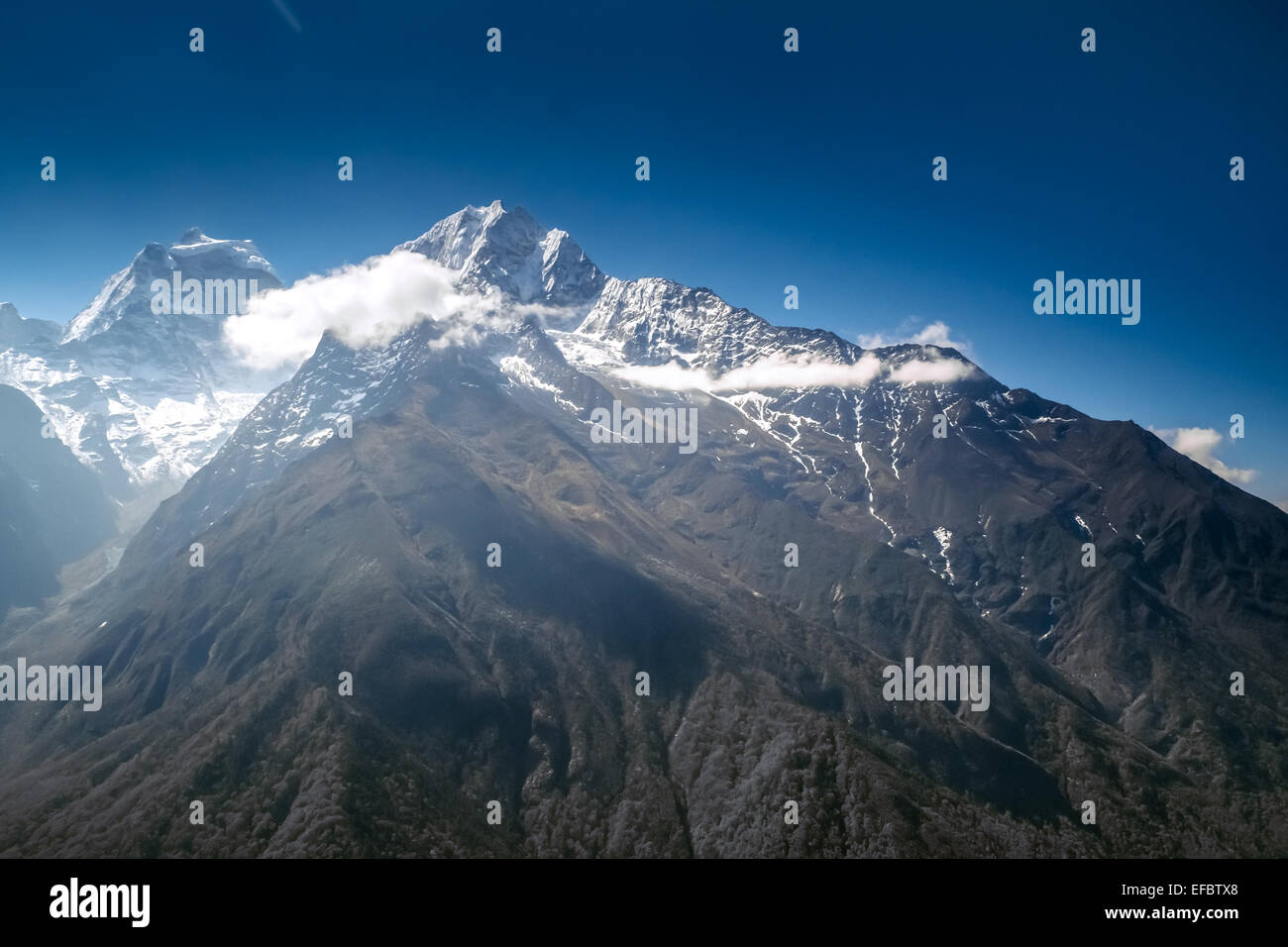 De belles montagnes enneigées Banque D'Images