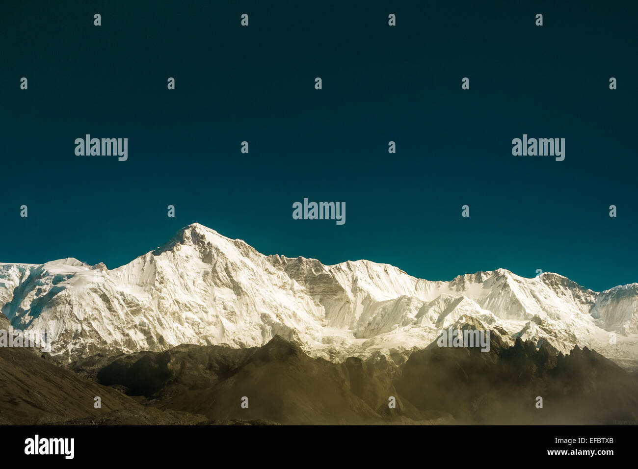 De belles montagnes enneigées Banque D'Images De belles montagnes enneigées Banque D'Images