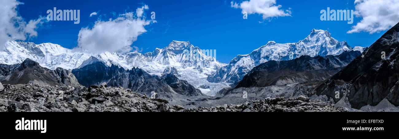 De belles montagnes enneigées Banque D'Images De belles montagnes enneigées Banque D'Images