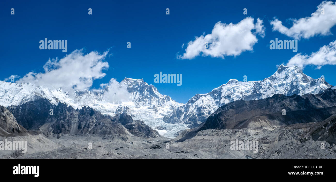 De belles montagnes enneigées Banque D'Images De belles montagnes enneigées Banque D'Images